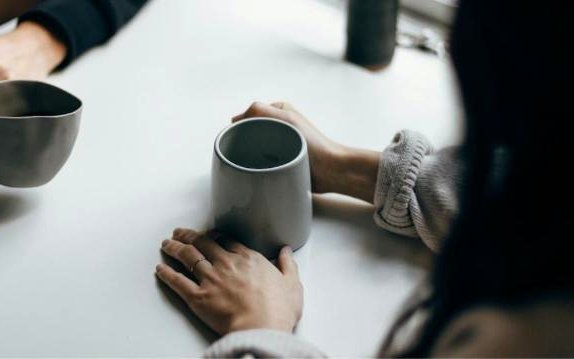 カップを手に穏やかに話をする様子